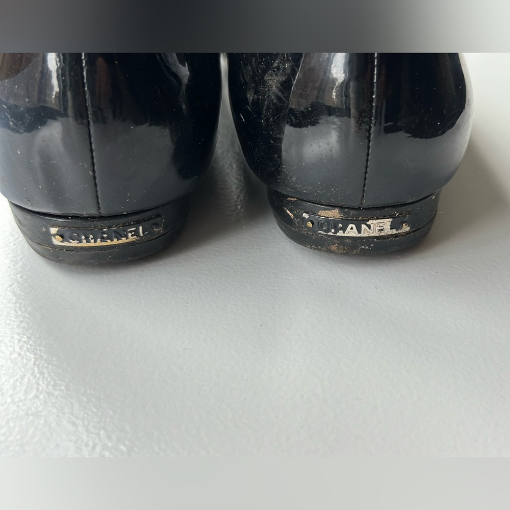 Chanel Size 38.5 (fits US size 7) black patent and leather flats - Picture 2 of 7